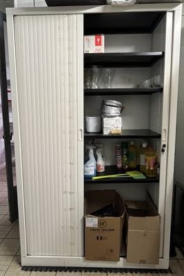 une armoire blanche avec des étagères et une horloge posée dessus