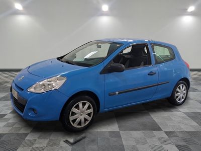 la photo d'une voiture bleue garée dans un garage