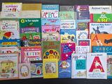 de nombreux livres pour enfants sur la table