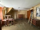 une photo d'une pièce avec une échelle et une table
