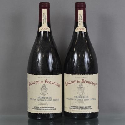 deux bouteilles de vin rouge posées sur une table en verre