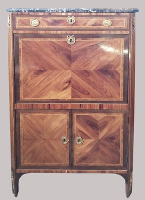 une armoire ancienne en bois avec un plateau en marbre et des tiroirs