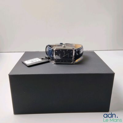 une montre posée sur une boîte
