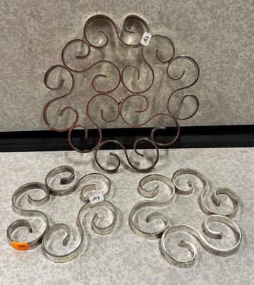 de nombreux anneaux métalliques posés sur une table