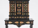 une table noire sur laquelle est posée une horloge