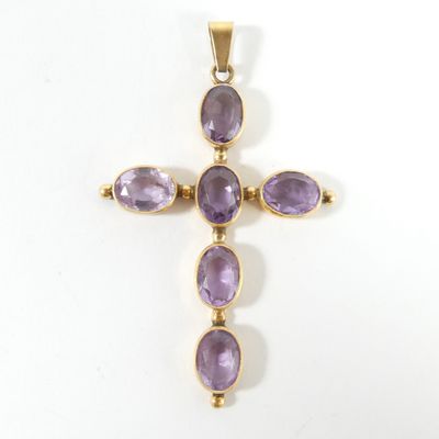 un pendentif en forme de croix en amethorate, orné de trois amethorates ovales