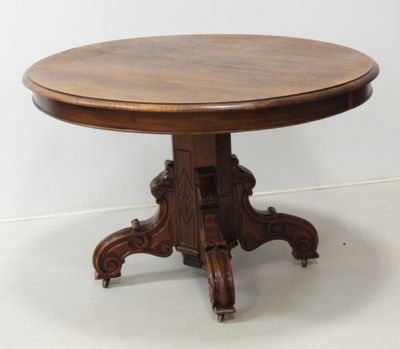 une image représentant une table en bois avec un plateau circulaire