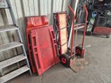 deux palettes rouges et un diable dans un garage