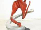 statue d'une femme sur un skateboard, posée sur un socle en marbre