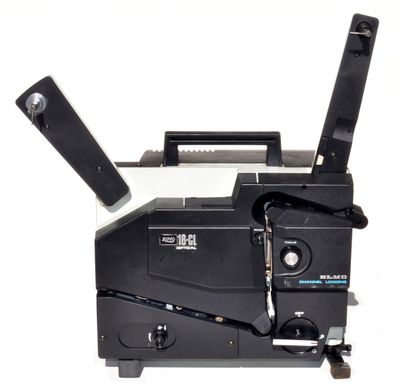 une photo en noir et blanc d'un vieux projecteur de cinéma