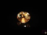 un diamant jaune sur fond noir