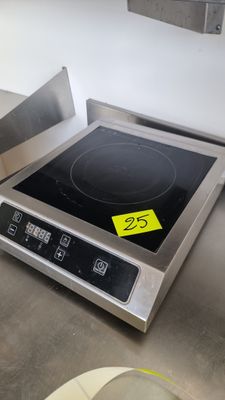 une cuisinière sur laquelle est collé un autocollant jaune, dans une cuisine