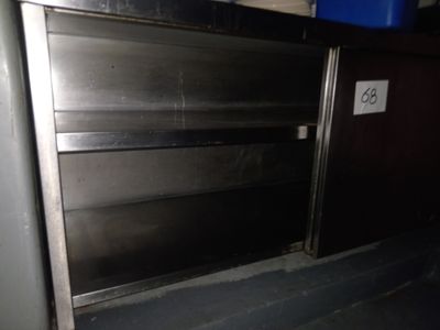 une armoire métallique avec une porte métallique, au milieu d'une pièce