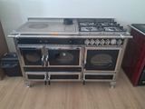 une cuisinière surmontée de deux fours, dans une cuisine