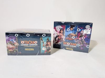 Deux boîtes de jeux de cartes sont posées sur une surface blanche.