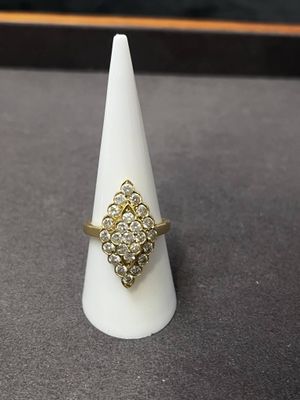 une image représentant un cône blanc sur lequel est posé une bague en diamant