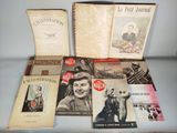 plusieurs livres exposés sur une table dans une pièce