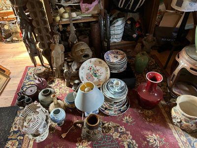 de nombreux types de plats et de tasses sur la table