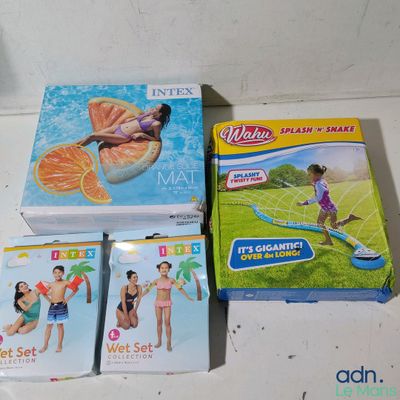 plusieurs livres pour enfants posés sur une table blanche, à côté d'oranges et d'autres jouets