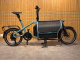 un vélo avec un sac fixé à l'arrière