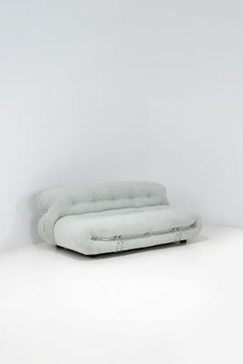 une pièce vide avec un canapé blanc et un mur blanc
