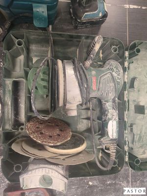 vue de dessus d'un plan de travail de cuisine sur lequel est posée une pizza