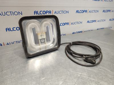 gros plan d'une lampe sur une table avec un cordon