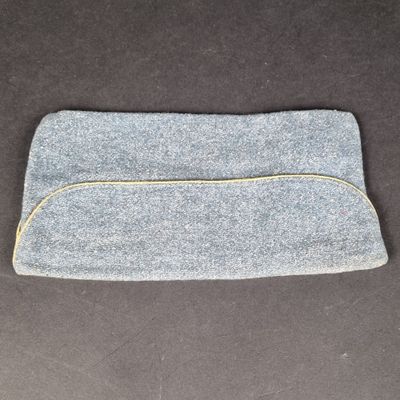 un gros plan d'un sac à main gris muni d'une fermeture éclair