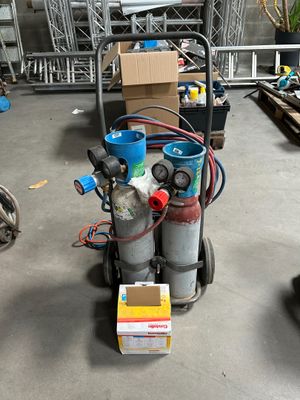 un chariot sur lequel sont empilées plusieurs bouteilles de gaz