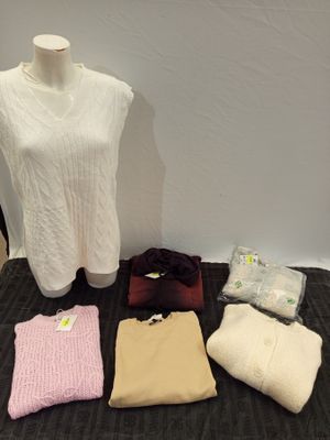 Lot de 30 pièces de textiles de la marque JENNIFER comprenan…