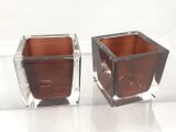 deux vases carrés en verre posés sur une surface blanche