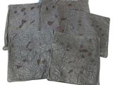 quatre morceaux de tissu ornés d'un motif représentant des oiseaux et des fleurs