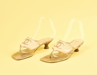 une paire de chaussures blanches pour femme ornées de nœuds, sur fond jaune
