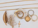 beaucoup de bijoux en or sur une surface blanche