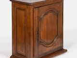 l'image d'une armoire en bois surmontée d'une porte