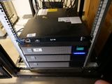 une image représentant un rack contenant un ordinateur