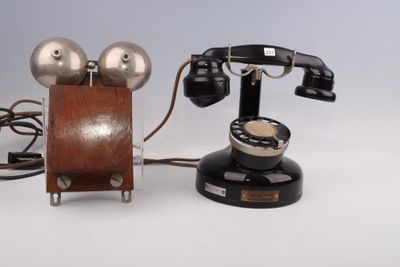 deux téléphones à l'ancienne reliés l'un à l'autre