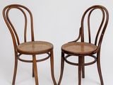 paire de chaises anciennes aux dossiers courbés, avec dossier en rotin
