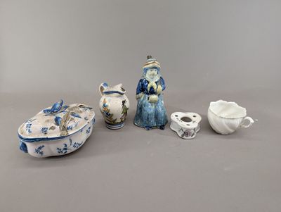 Plusieurs pièces de porcelaine sont posées sur une surface grise