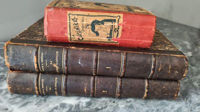 trois livres empilés sur une table