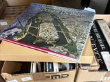 de nombreux cartons de livres empilés les uns sur les autres