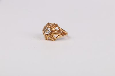 gros plan d'une bague en or sur une surface blanche