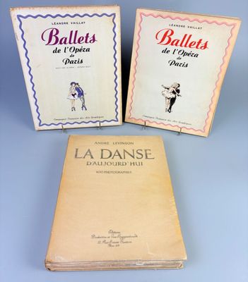 trois livres posés sur une table, sur fond bleu