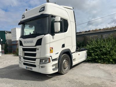 un camion blanc garé dans un parking