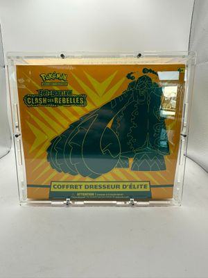 Le étui à cartes à collectionner Pokémon comporte l'image d'une femme en robe.