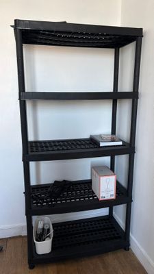 Etagère noire en plastique