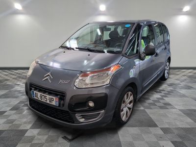 la citrole grise est garée dans le garage sur un sol en damier
