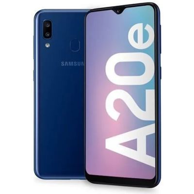 le smartphone Samsung A30e, avec un dos bleu et un logo blanc