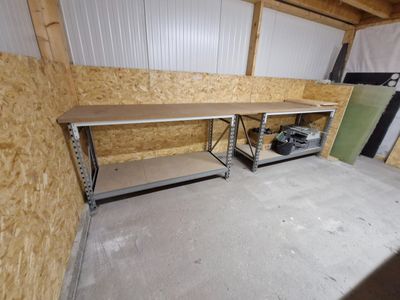 une pièce dans laquelle se trouvent une table et des étagères