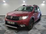 une photo d'une Dacia rouge garée sur un sol à damier